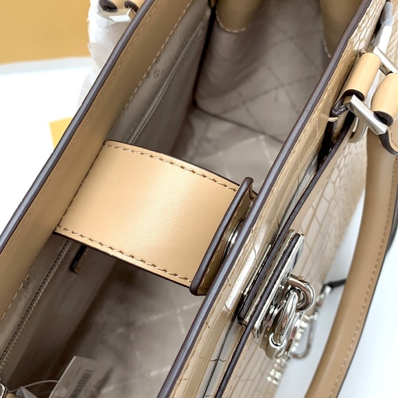 Michael Kors Hamilton Medium
Satchel Crossbody Croc Embossed CAMEL COLOR - Picture 5 of 16